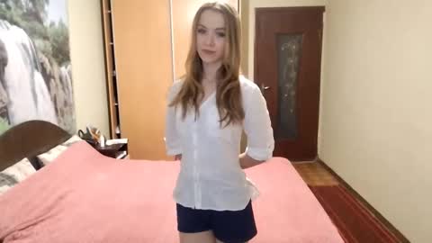 Snapshot of allegraschroeter chatting on 11.26.25 Anna online show from 11.26.25