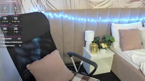 Snapshot of alli_zi chatting on 12.29.24 Blair online show from 12.29.24