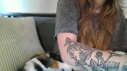 Snapshot of alliebearx chatting on 04.27.26 alliebearx online show from 04.27.26