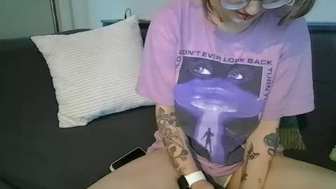 Snapshot of alliebearx chatting on 06.13.26 alliebearx online show from 06.13.26