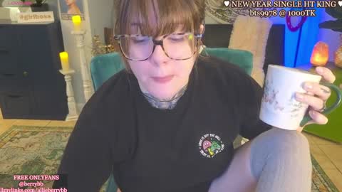 Snapshot of allieberrybb chatting on 01.01.25  bb  online show from 01.01.25