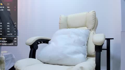 Snapshot of allisonroberts_ chatting on 02.15.25 Alli online show from 02.15.25