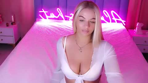 AlwaysHot online show from 10.31.25