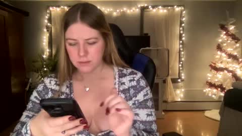 Snapshot of allyanalangel chatting on 01.08.25 allyanalangel online show from 01.08.25