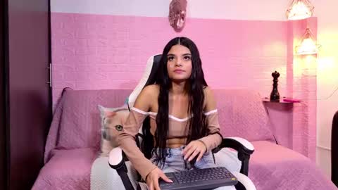 Snapshot of almendramonet chatting on 07.26.26 Almendra Monet online show from 07.26.26
