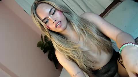 Snapshot of alove_too_last chatting on 01.10.25 LEXY online show from 01.10.25