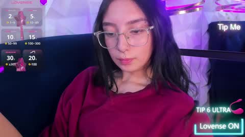 Snapshot of alys_molly chatting on 12.19.24 sopie online show from 12.19.24