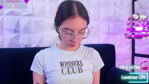 Snapshot of alys_molly chatting on 12.30.24 sopie online show from 12.30.24