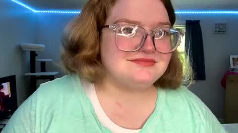 Snapshot of alyssa6960545 chatting on 09.22.25 Lily online show from 09.22.25