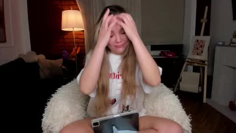 Snapshot of alyssmitsu chatting on 12.01.25 Alice online show from 12.01.25