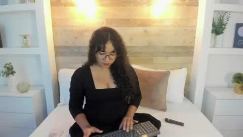 Snapshot of alysson_moon_ chatting on 07.31.26 A L Y online show from 07.31.26