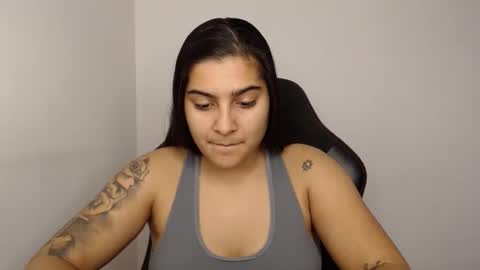 Snapshot of amanda5star chatting on 12.13.24 The queen of the biceps online show from 12.13.24