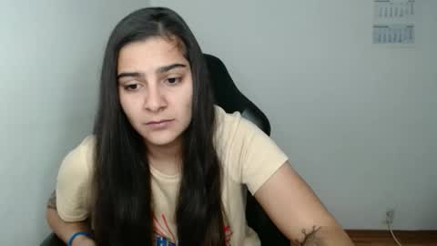 Snapshot of amanda5star chatting on 11.19.25 The queen of the biceps online show from 11.19.25