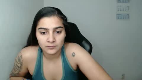 Snapshot of amanda5star chatting on 11.22.25 The queen of the biceps online show from 11.22.25