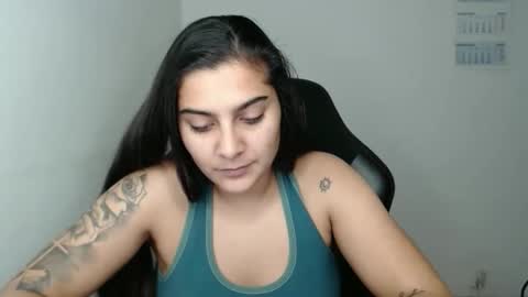 Snapshot of amanda5star chatting on 11.25.25 The queen of the biceps online show from 11.25.25