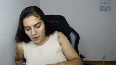 Snapshot of amanda5star chatting on 11.29.25 The queen of the biceps online show from 11.29.25