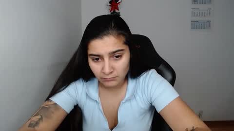 Snapshot of amanda5star chatting on 12.22.25 The queen of the biceps online show from 12.22.25