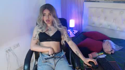 Snapshot of amapola_hs chatting on 10.14.25 amapola_hs online show from 10.14.25