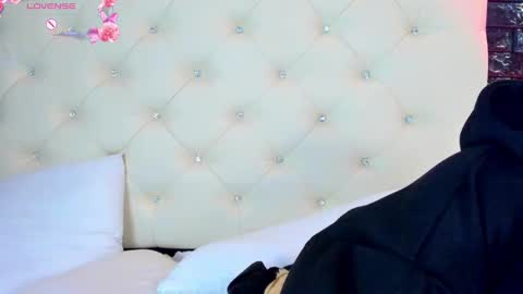 Snapshot of ambar_devon chatting on 03.10.25 online show from 03.10.25