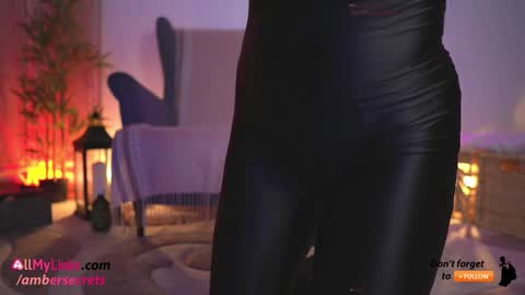 Snapshot of ambercb chatting on 09.10.25 Amber online show from 09.10.25