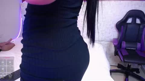 Snapshot of ambersfoxx chatting on 11.04.25 ambers online show from 11.04.25