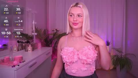Snapshot of ameliawells chatting on 10.09.25  Amelia  online show from 10.09.25