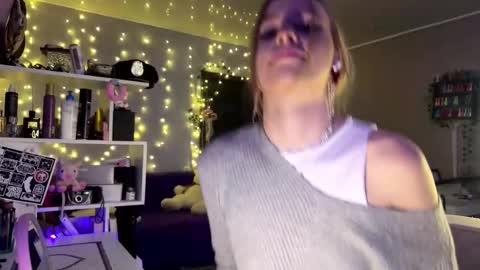 Snapshot of amily_sunray chatting on 02.21.26 Amily online show from 02.21.26