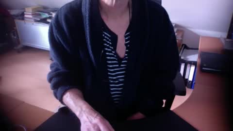 Snapshot of amor2200 chatting on 11.22.25 Amor2200 online show from 11.22.25