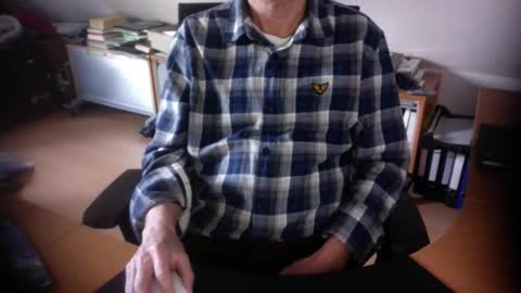 Snapshot of amor2200 chatting on 11.24.25 Amor2200 online show from 11.24.25