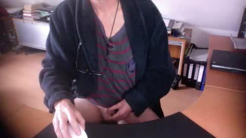 Snapshot of amor2200 chatting on 12.05.25 Amor2200 online show from 12.05.25