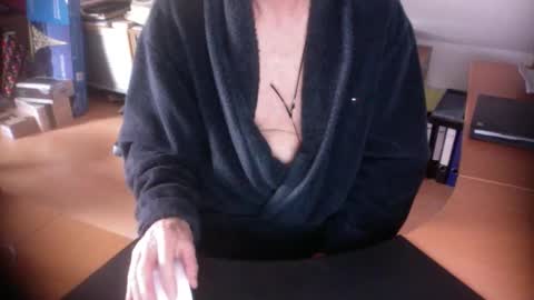 Snapshot of amor2200 chatting on 12.16.25 Amor2200 online show from 12.16.25