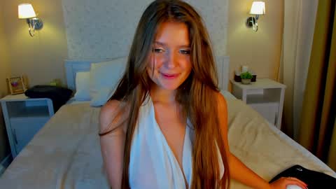 Snapshot of amy__wood chatting on 12.19.24 AmyGMT 2 Mon-Sun 0300am-0900am online show from 12.19.24