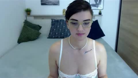 Snapshot of amylexy chatting on 09.29.25 Hi there guys My pleasure in your hands pvt is open online show from 09.29.25