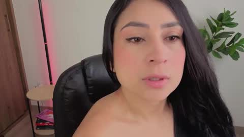 Snapshot of amyross1 chatting on 10.11.25 Aleja  online show from 10.11.25