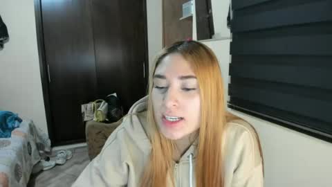Snapshot of amywalker01 chatting on 06.19.26 amy online show from 06.19.26