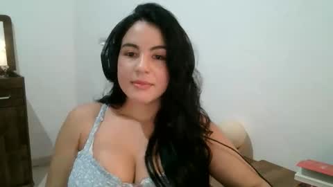 Snapshot of anabelenogueira1 chatting on 03.27.26 anabelenogueira1 online show from 03.27.26