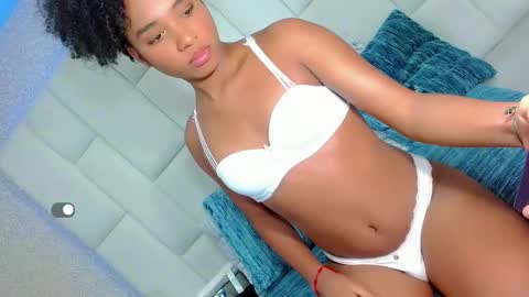 Snapshot of andreayano chatting on 09.10.25 andreayano online show from 09.10.25