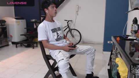 Snapshot of andressdean chatting on 02.08.25 Andres Dean online show from 02.08.25