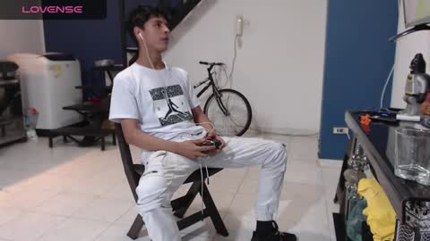 Snapshot of andressdean chatting on 02.08.25 Andres Dean online show from 02.08.25