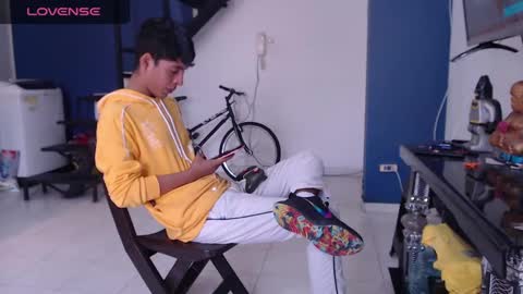 Snapshot of andressdean chatting on 02.10.25 Andres Dean online show from 02.10.25