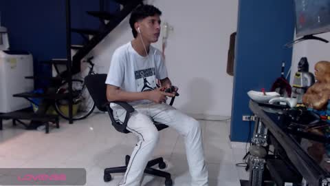 Snapshot of andressdean chatting on 09.27.25 Andres Dean online show from 09.27.25