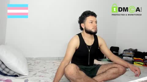 Snapshot of androgynous_love chatting on 01.22.25 hugeclit online show from 01.22.25