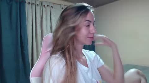 Snapshot of angel_girl10 chatting on 07.19.26 Angel Girl online show from 07.19.26
