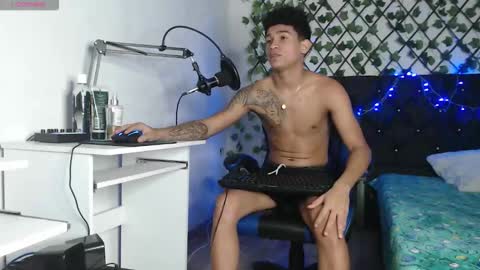 Snapshot of angel_latinguy chatting on 11.02.25 Angel online show from 11.02.25