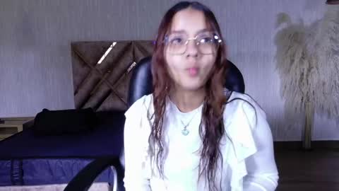 Snapshot of angeles_azul chatting on 04.26.26 angel online show from 04.26.26