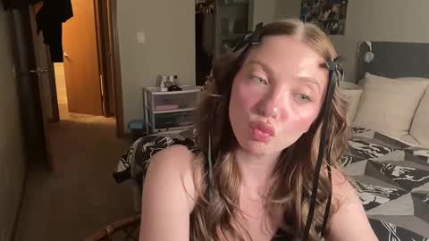 Snapshot of angelgrl444 chatting on 01.10.25 Princess Peach online show from 01.10.25