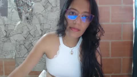 Snapshot of angelitaa_hot chatting on 02.01.25 angela online show from 02.01.25