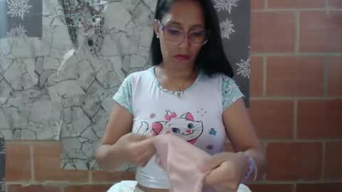 Snapshot of angelitaa_hot chatting on 02.23.25 angela online show from 02.23.25