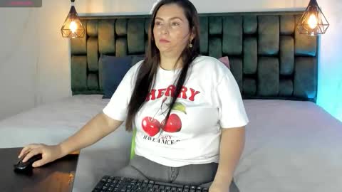 Snapshot of angelswets chatting on 09.08.25 ANGIE online show from 09.08.25