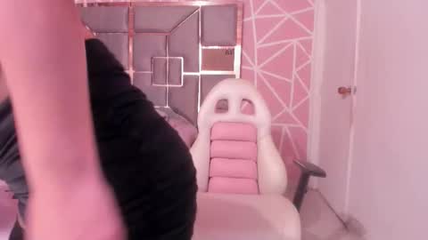 Anggi  online show from 11.23.25